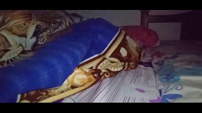 Se convirtió en un Creampie inesperado compartir cama con su hijastro cachondo.