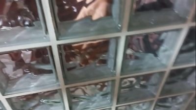 VERLA EN LA DUCHA ME PONE CALIENTE!! MI HERMANASTRA LA ZORRA ESTA EN LA DUCHA BAÑANDOSE, AL SIGUIENTE DIA SE BAÑA EN MI HABITACION Y LLEVA UN DILDO PARA COQUETEAR CON SU VAGINA. PORNO CASERO